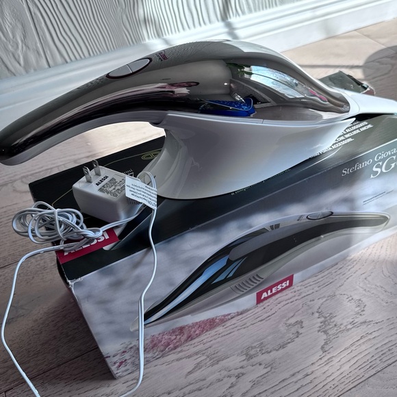 New ALESSI SG67 Handheld vacuum cleaner Design Stefano Giovannoni $300 - Picture 3 of 8